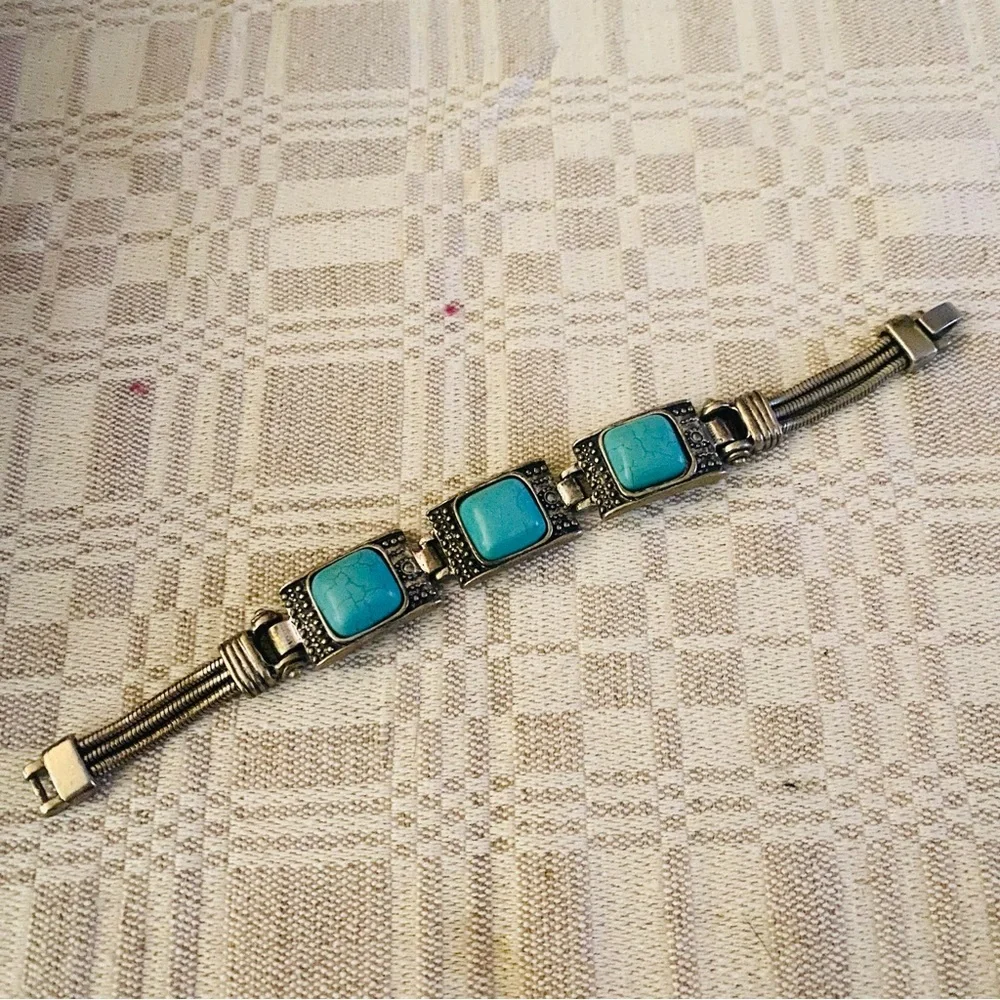 Vintage style Faux turquoise and silver tone Bracelet.  Very nice.  7.5 inches